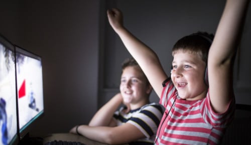 Två pojkar sitter och spelar online. Gaming ordlista. Internetkunskap
