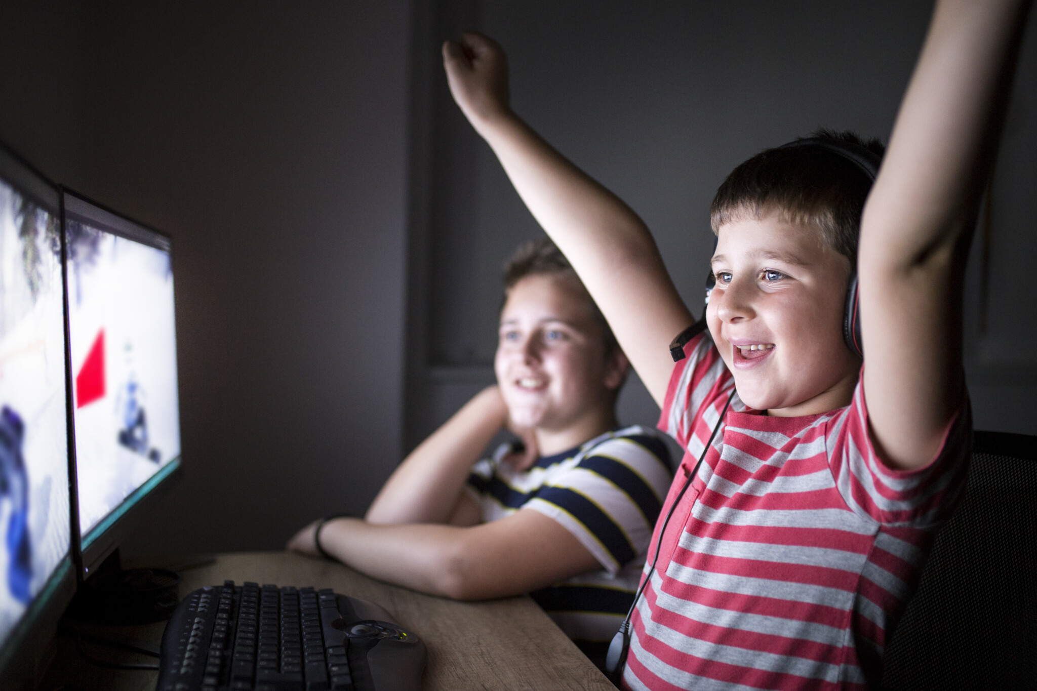 Två pojkar sitter och spelar online. Gaming ordlista. Internetkunskap