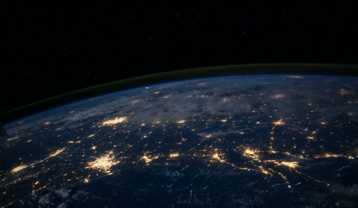 Jorden som upplysta nätverk sedd från rymden.