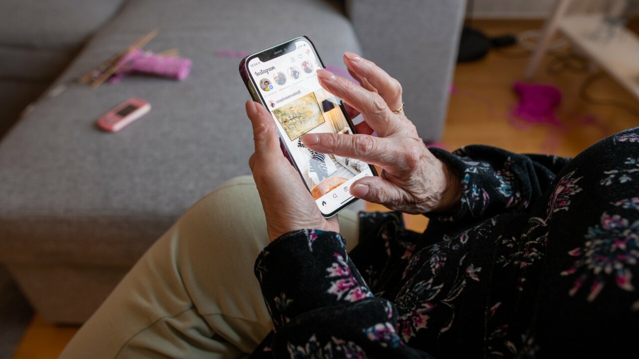 Äldre person kollar Instagram på sin smartphone