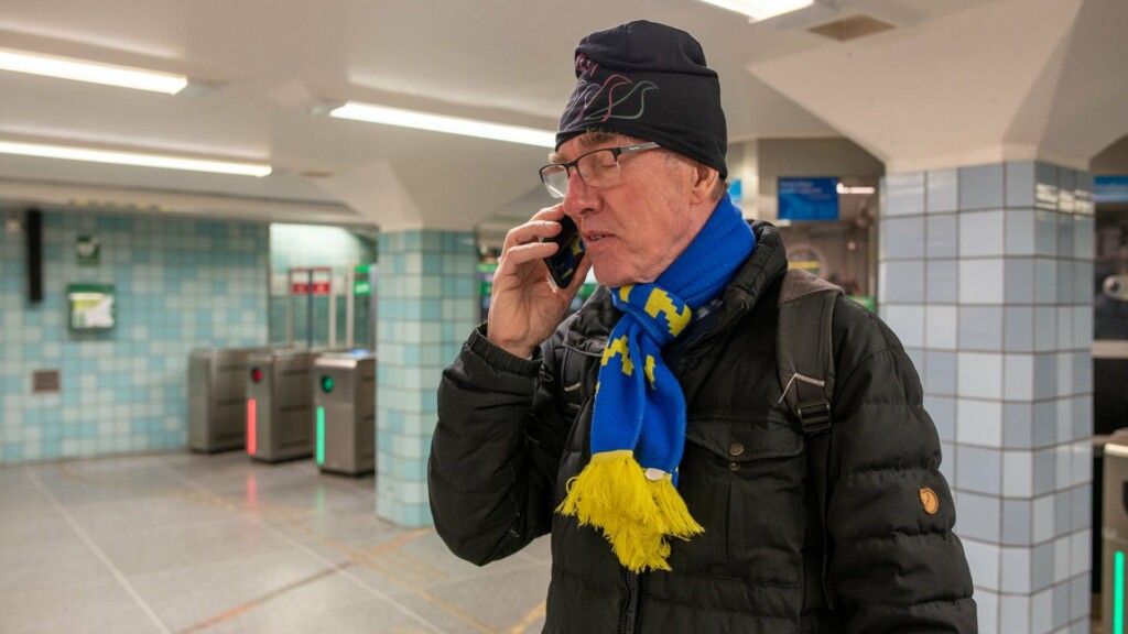 Man pratar i mobiltelefon på offentlig plats