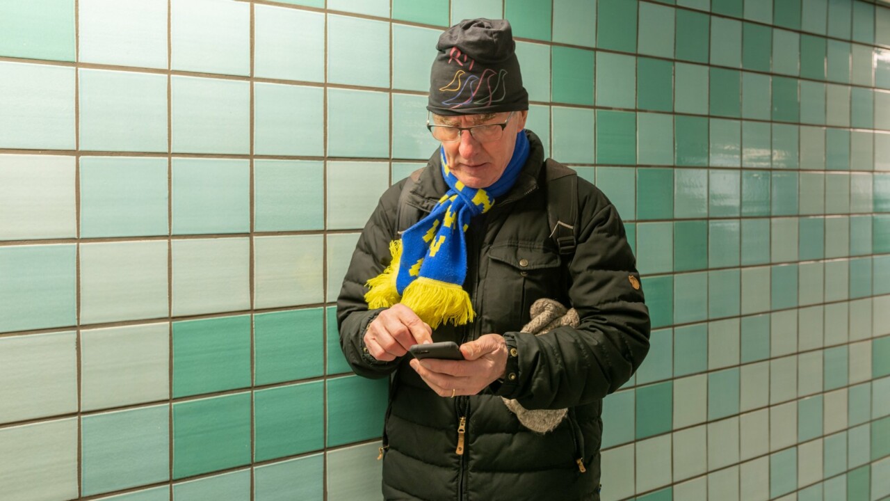 Äldre surfar på smart mobil