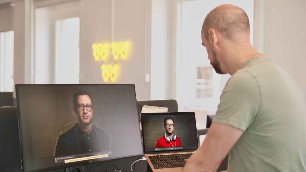 En man sitter vid en dator och använder generativ AI i Photoshop.