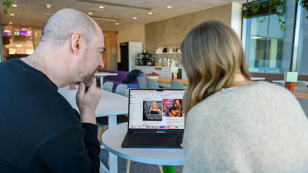 Två personer sitter vid en dator och jämför en nyhet på två sajter. s.k. lateral läsning.