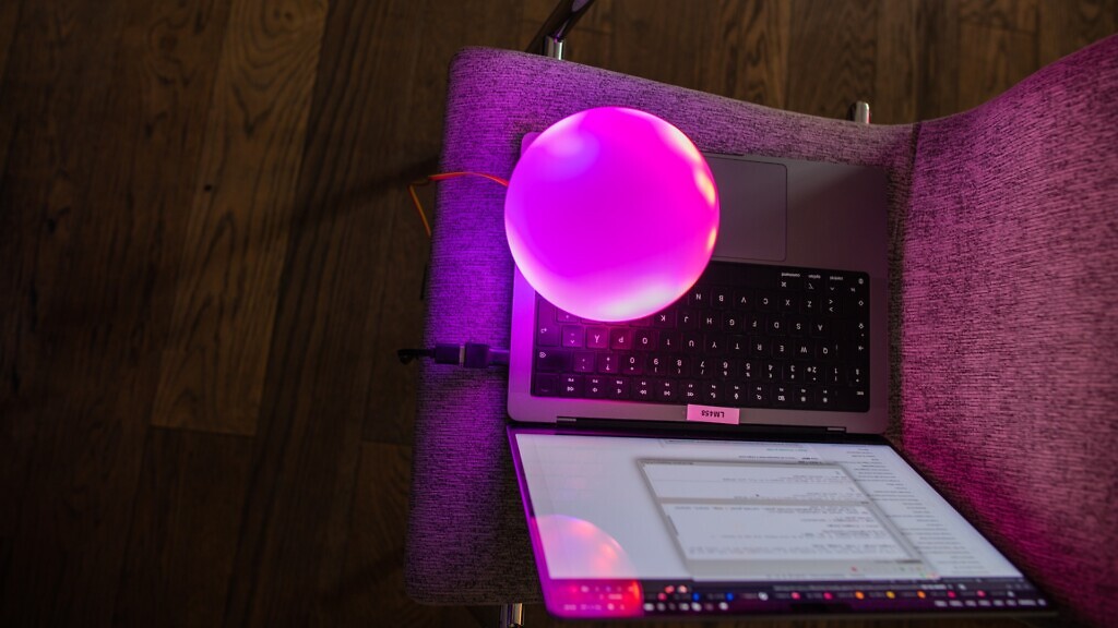 En AGI skulle kunna överträffa mänskliga kognitiva förmågor och därmed vara mycket mer flexibel än dagens AI.