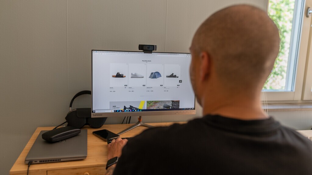 En man som sitter framför en datorskärm. Han har installerat en annonsblockerare.