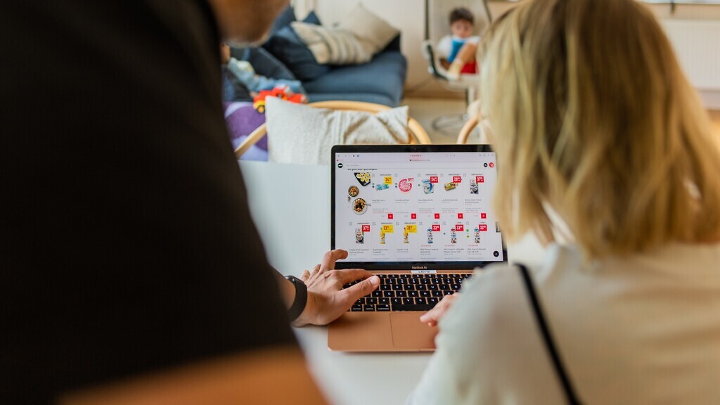 En kvinna sitter framför en bärbar dator.