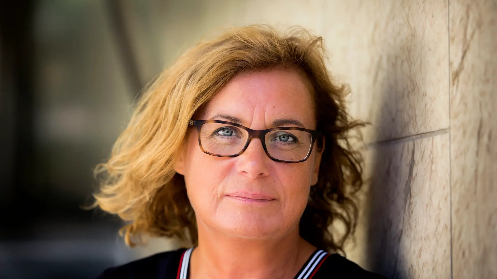 Porträtt av Elza Dunkels, docent i pedagogiskt arbete. Foto: Roger Turesson.